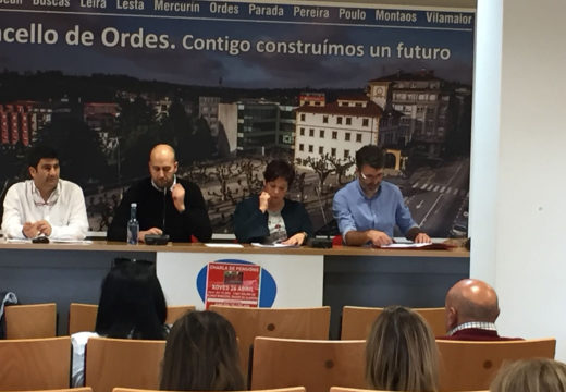 A charla do PSOE de Ordes sobre o futuro das pensións enche o salón de plenos municipal